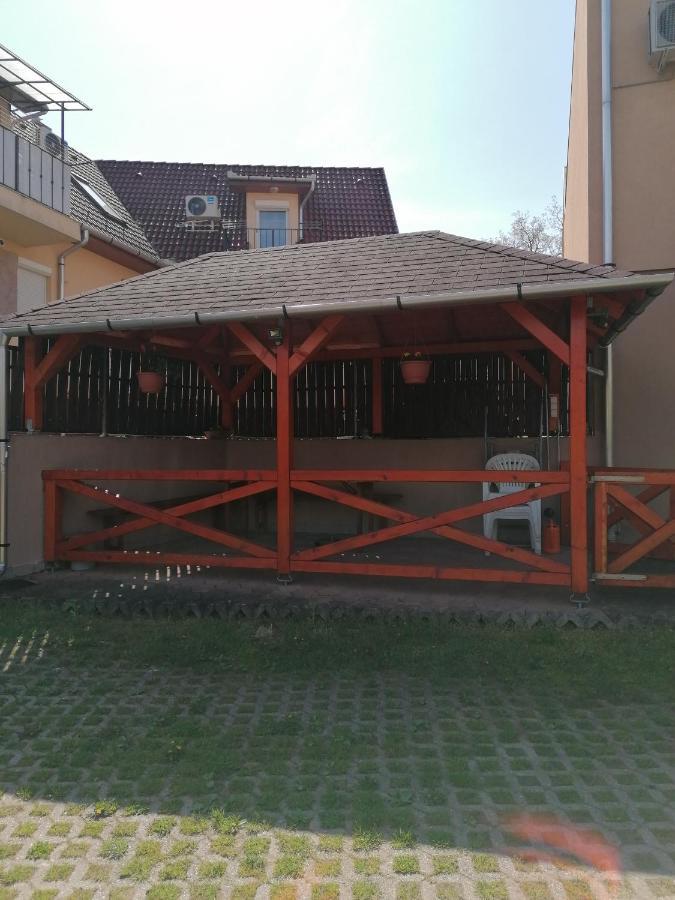 Zita Apartman Егер Екстериор снимка