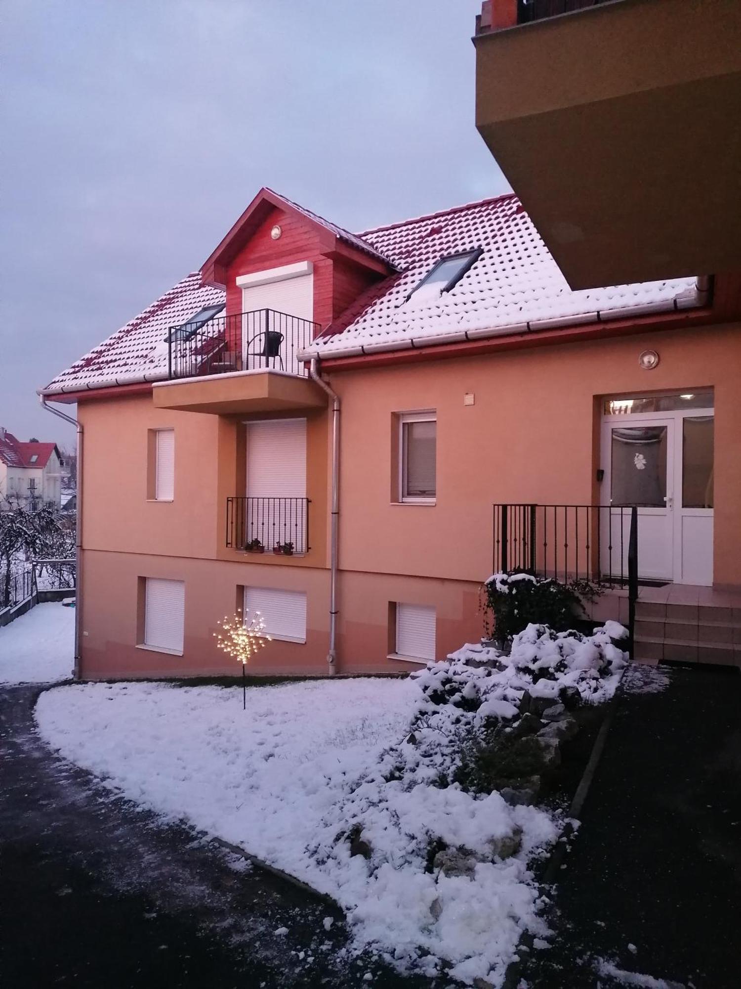 Zita Apartman Егер Екстериор снимка