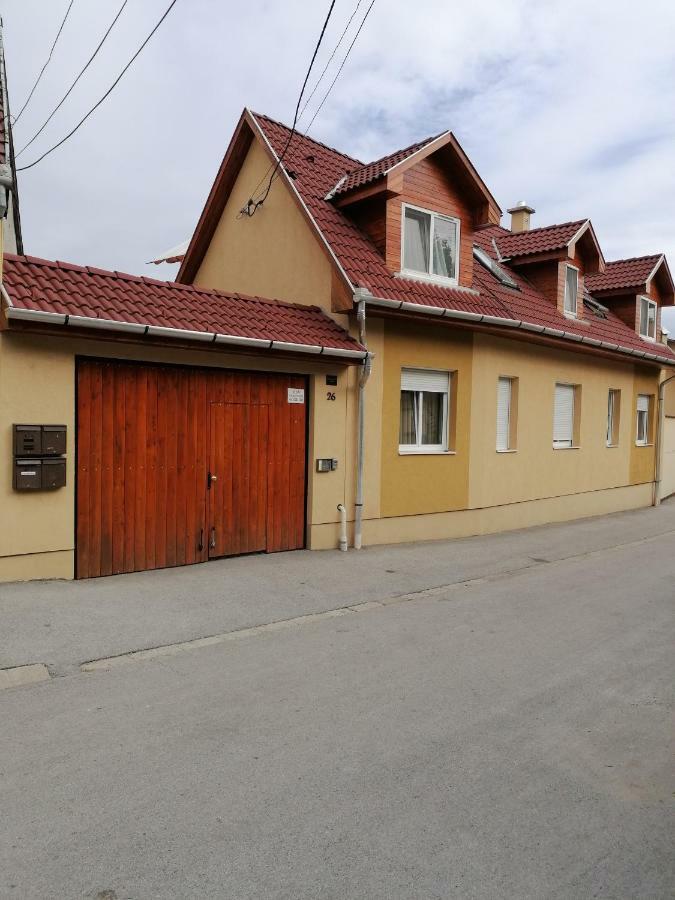 Zita Apartman Егер Екстериор снимка